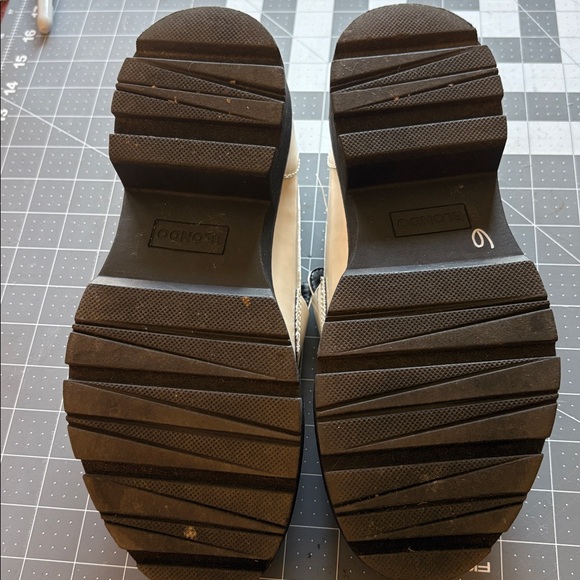 Blondo Cream and Black Women’s Loafers - Picture 2 of 3